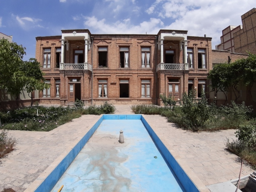  خانه لاله ای