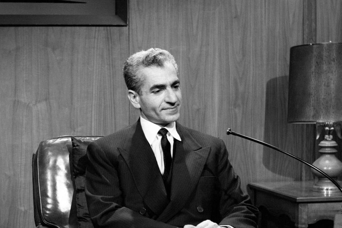 محمدرضا پهلوی و فرح در حال سورتمه سواری در دیزنی لند سال 1341