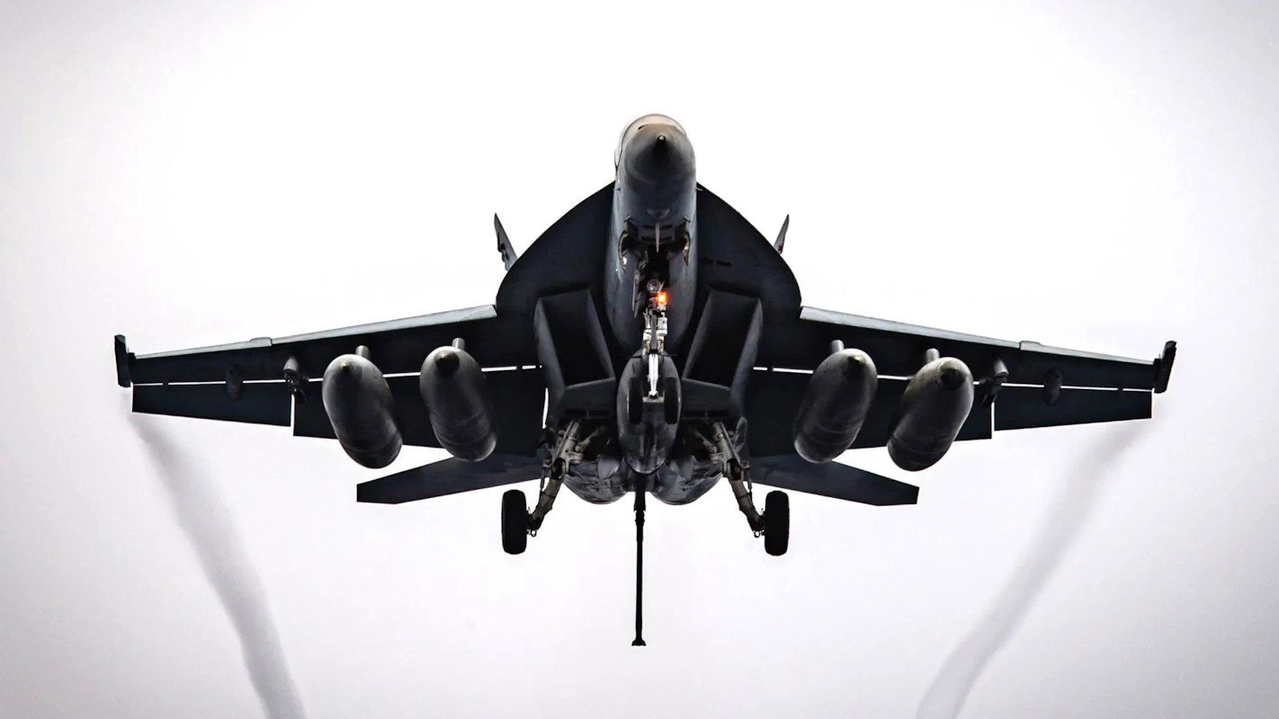 تفاوت های بین نسخه های F/A-18 Hornet و F/A-18 Super Hornet