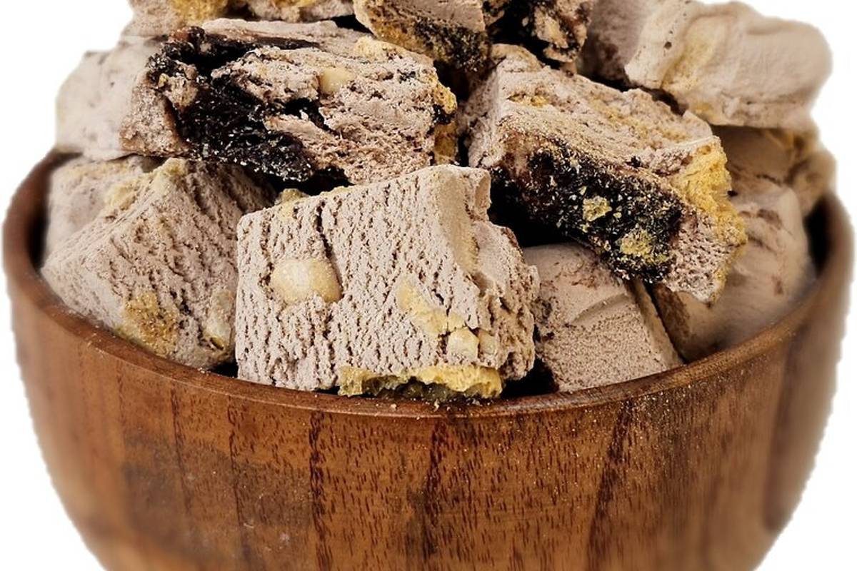 دستور تهیه بستنی خشک بادام‌زمینی برای شب چله