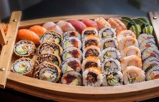 سوشی چیست؟ معرفی غذای باستانی آسیای شرقی و طرز تهیه آن