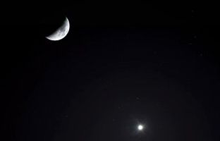 خودنمایی یک جرم بسیار درخشان کنار ماه/ اشتباه نکنید بشقاب پرنده نیست