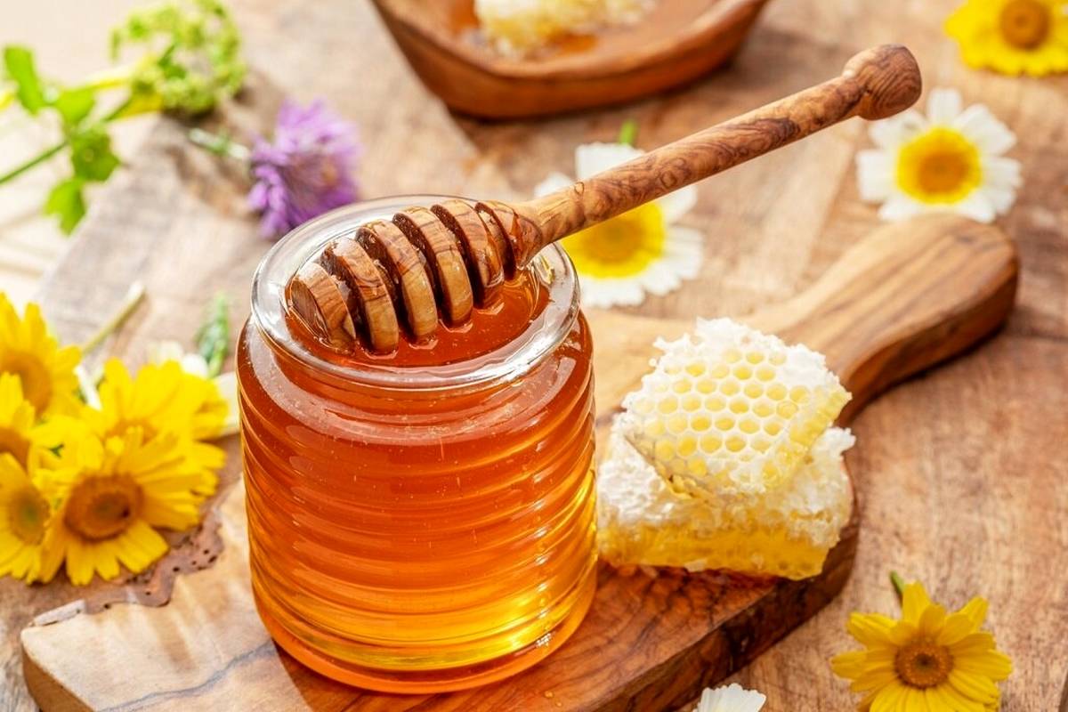 ریختن عسل در چای داغ سم تولید میکند؟ / باورهای نادرست درباره عسل