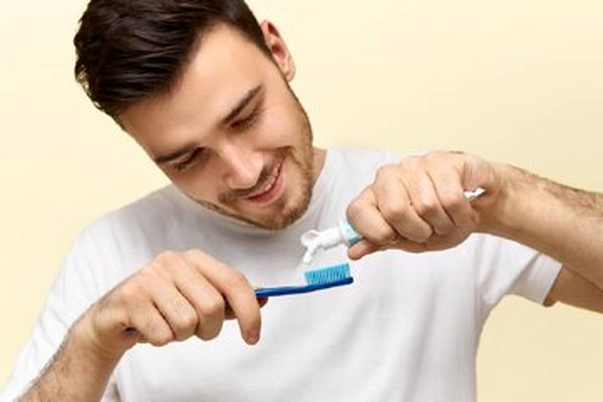 فواید مسواک زدن روی یک پا چیست؟!