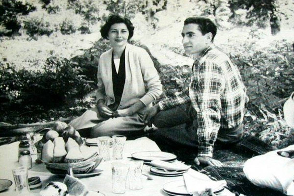 پیک نیک شاهانه محمدرضا پهلوی و ثریا با لبخندهای تصنعی + عکس