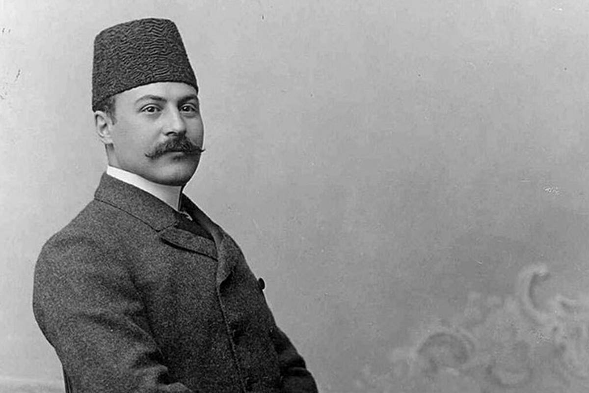 وزیر خارجه دوره قاجار با لباس تشریفات