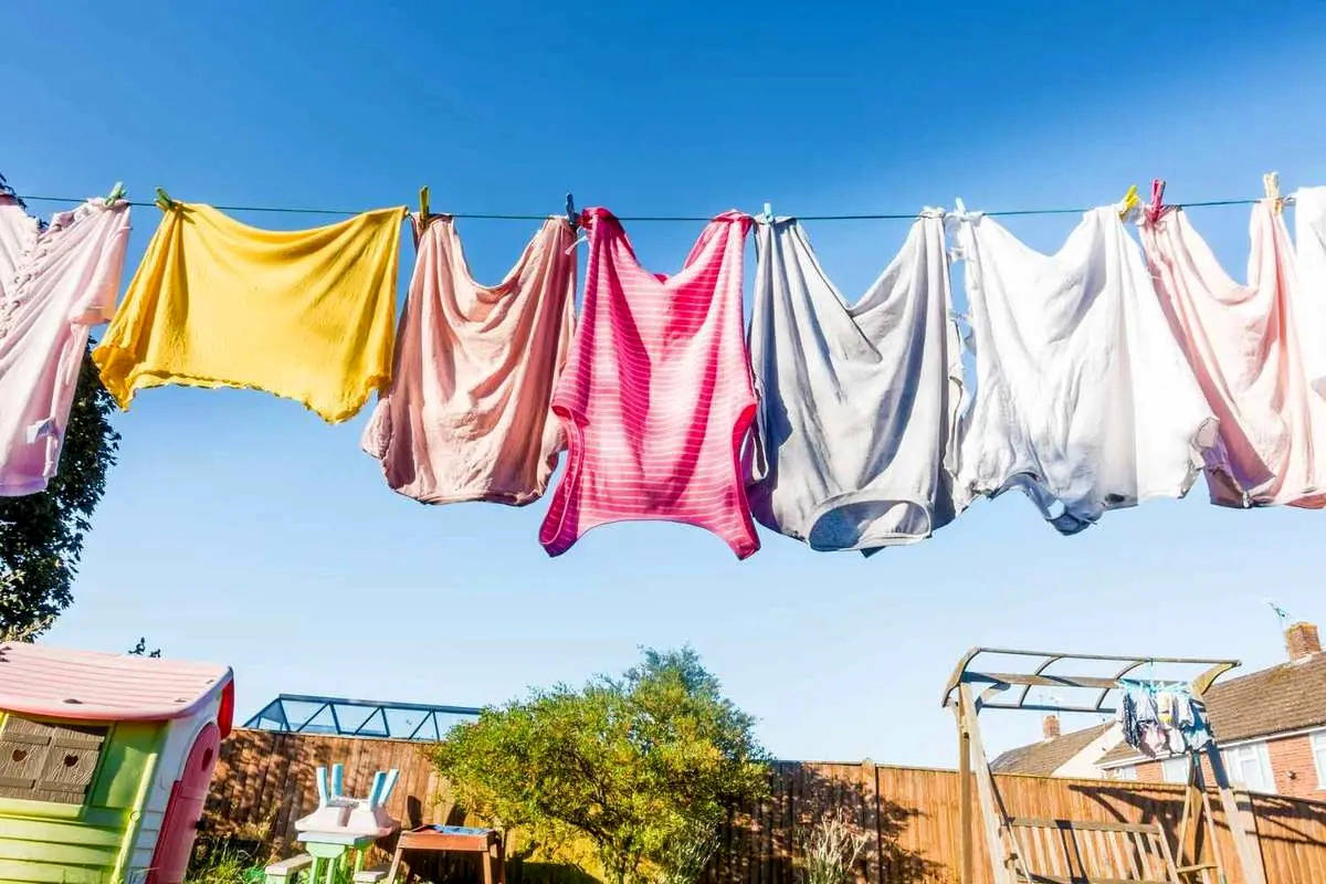 چگونه لباس‌ها را درست روی بند پهن کنیم تا زودتر خشک شوند؟ 
