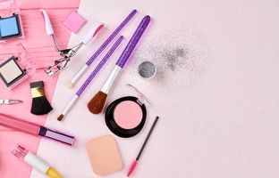 لیست لوازم آرایشی ضروری؛ راهنمای کامل برای یک کیف آرایشی بی‌نقص