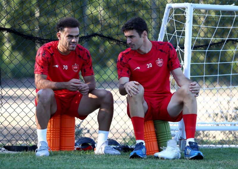 پوستر پرسپولیس برای نساجی با دو ستاره نجات‌بخش