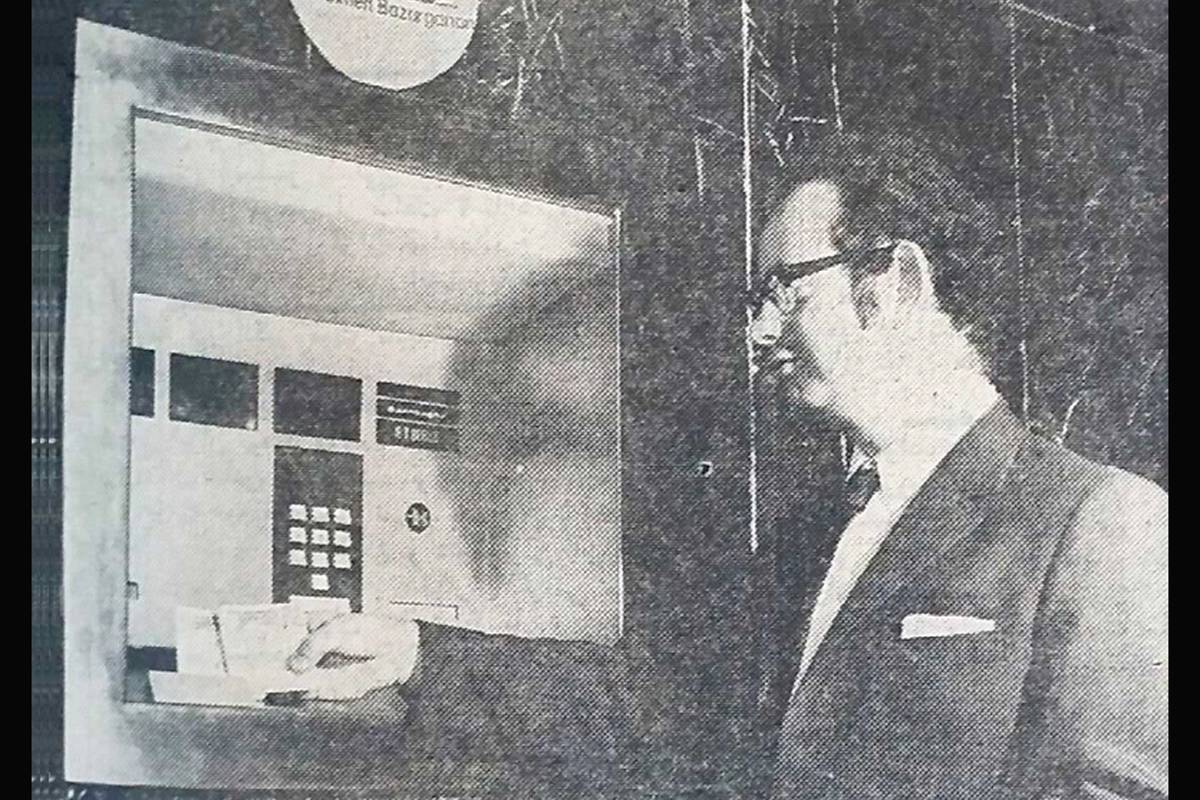 نخستین عابر بانک ایران و خاورمیانه + عکس