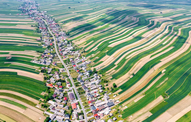 نگاهی به روستایی که همه ساکنانش در یک خیابان زندگی و کار می‌کنند