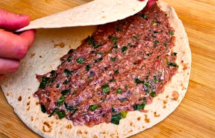 خوشمزه بپزید؛ با گوشت چرخ کرده و نان، این غذای جدید و لذیذ را درست کنید! + ویدئو