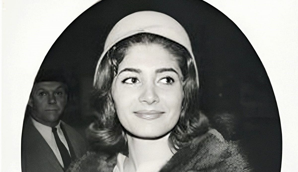 عکس قدیمی: شاه و دخترش در هواپیمای شخصی اش در فرودگاه نیس فرانسه در سال 37