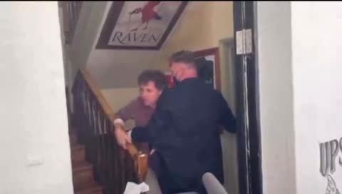  (ویدئو) لحظه بیرون کردن نخست وزیر انگلیس توسط صاحب یک کافه