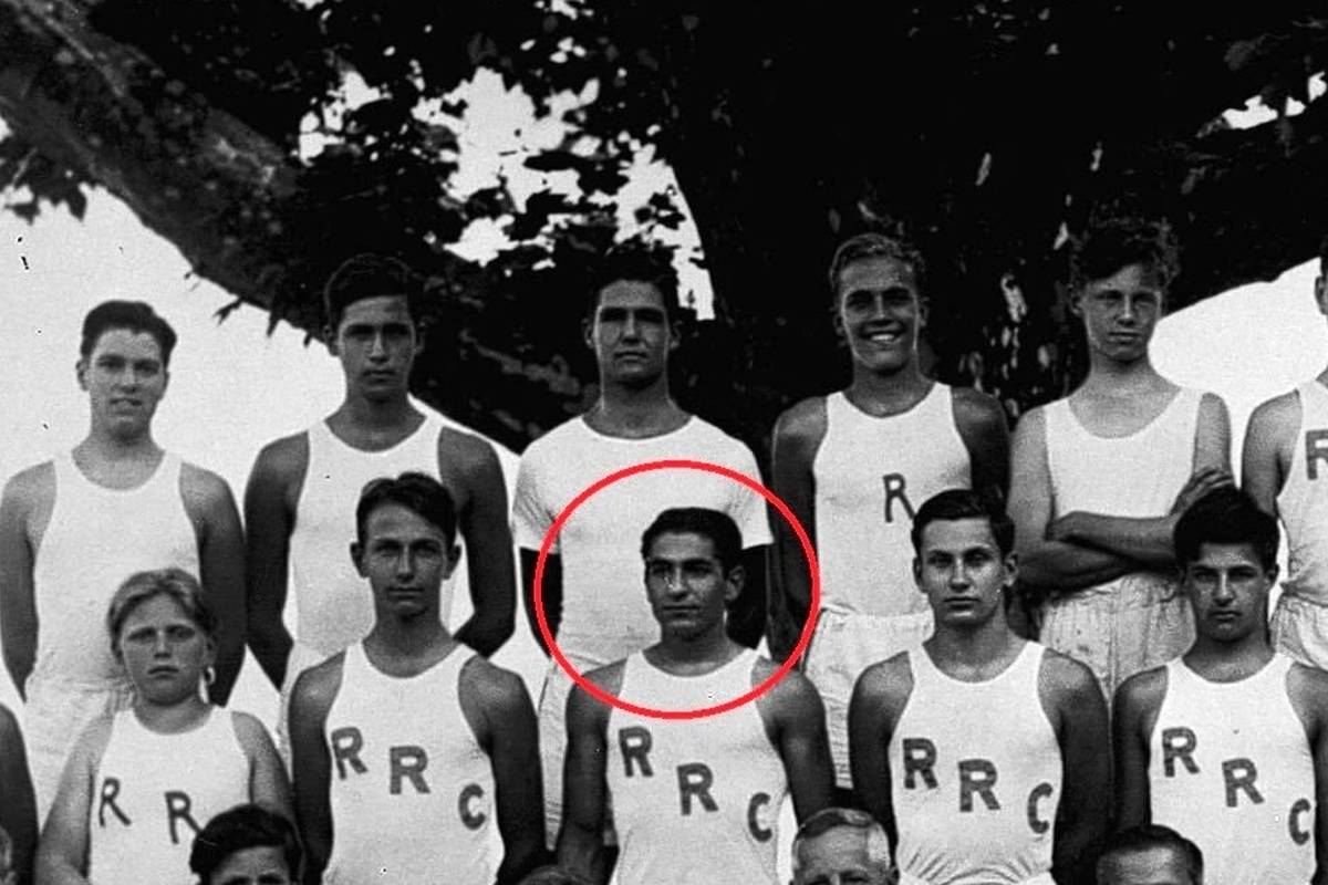 محمدرضا پهلوی 16 ساله در تیم فوتبال سوئیسی + تصاویر