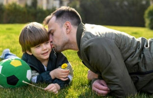 مزایای شگفت انگیز بازی پدر با کودک 