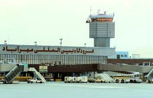 عکس قدیمی: مسافر زن خارجی و فرزندش در پارکینگ فرودگاه مهرآباد، اواخر دهه 30 