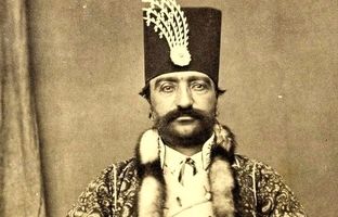 عکسی تاریخی از استقبال مردم اراک از ناصرالدین شاه | ماجرای ۱۰۰ کالسکه و استقبالی افسانه‌ای از شاه قاجار