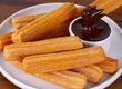 طرز تهیه چوروس (بامیه اسپانیایی) خانگی با سس شکلات + ویدئو