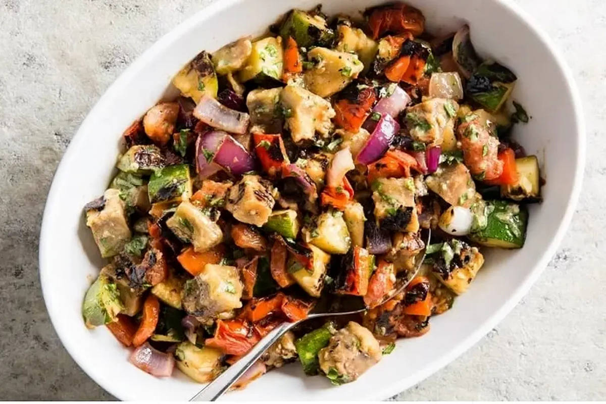 خوشمزه بپزید؛ طرز تهیه سالاد بادمجان رژیمی؛ با سس مخصوص 