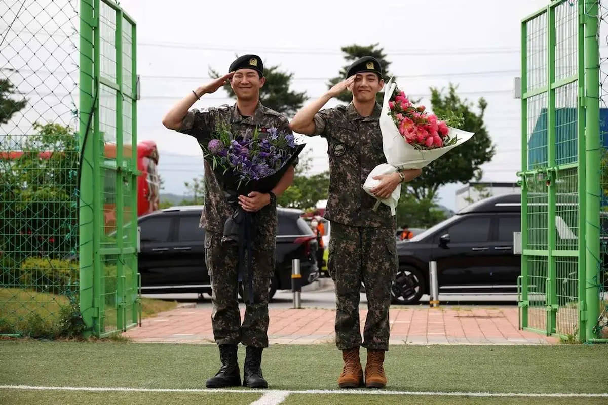  دو عضو محبوب بی‌تی‌اس از خدمت سربازی مرخص شدند + ویدئو