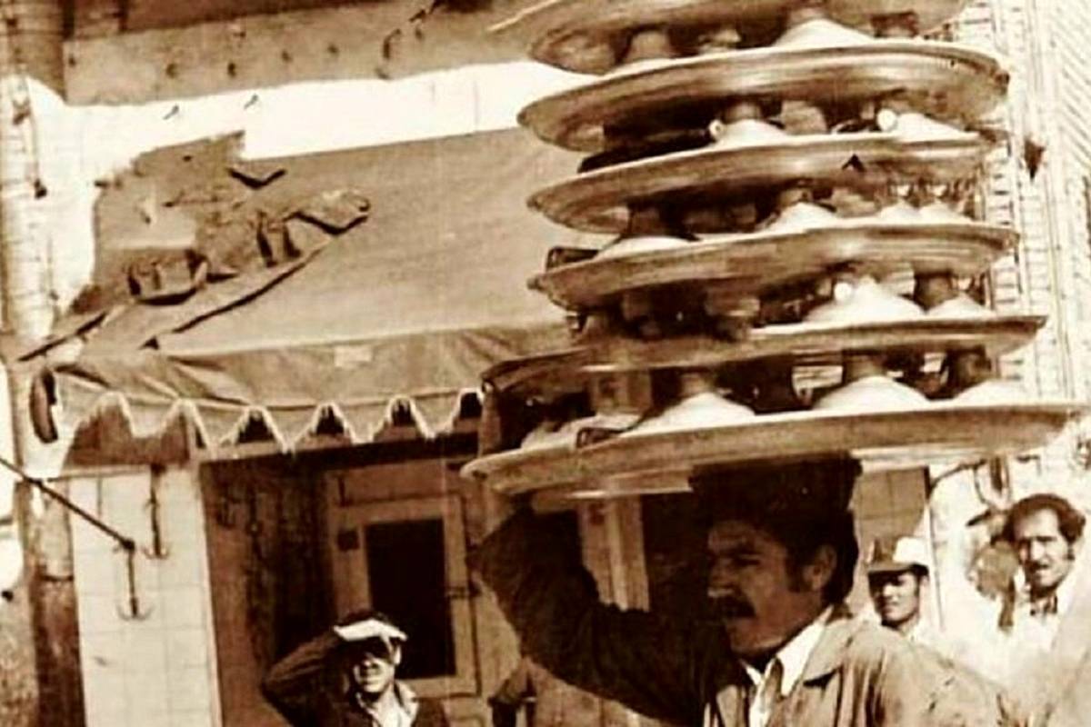  تهران قدیم؛ «پیرمرد طبق کش» در بازار در سال 37؛ محله ای در شمال شهر؛ سال 47 + تصویر