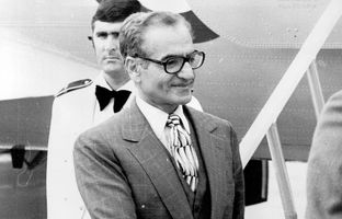 بازدید «محمدرضا پهلوی» از یک کارخانه فولاد در استرالیا؛ سال 1353