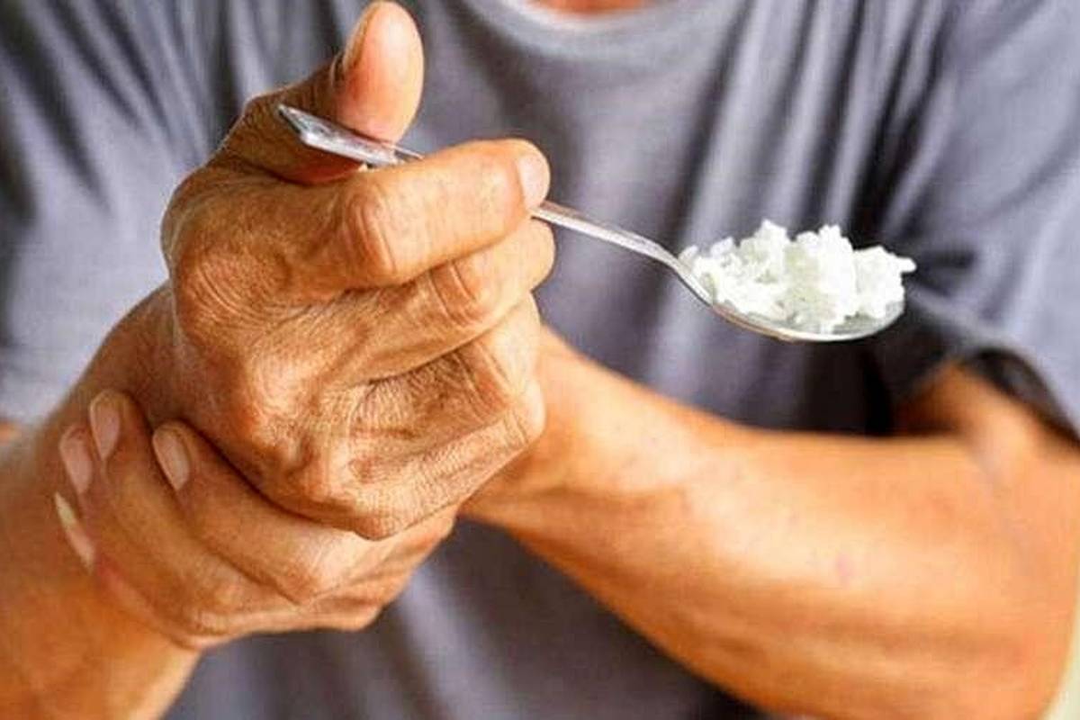 علت لرزش دست و روش‌های درمان آن