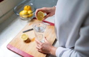 آیا نوشیدن آب لیمو در صبح مفید است؟