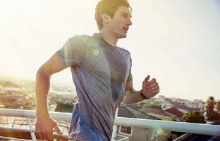 آیا تعریق به سوزاندن کالری کمک می‌کند؟
