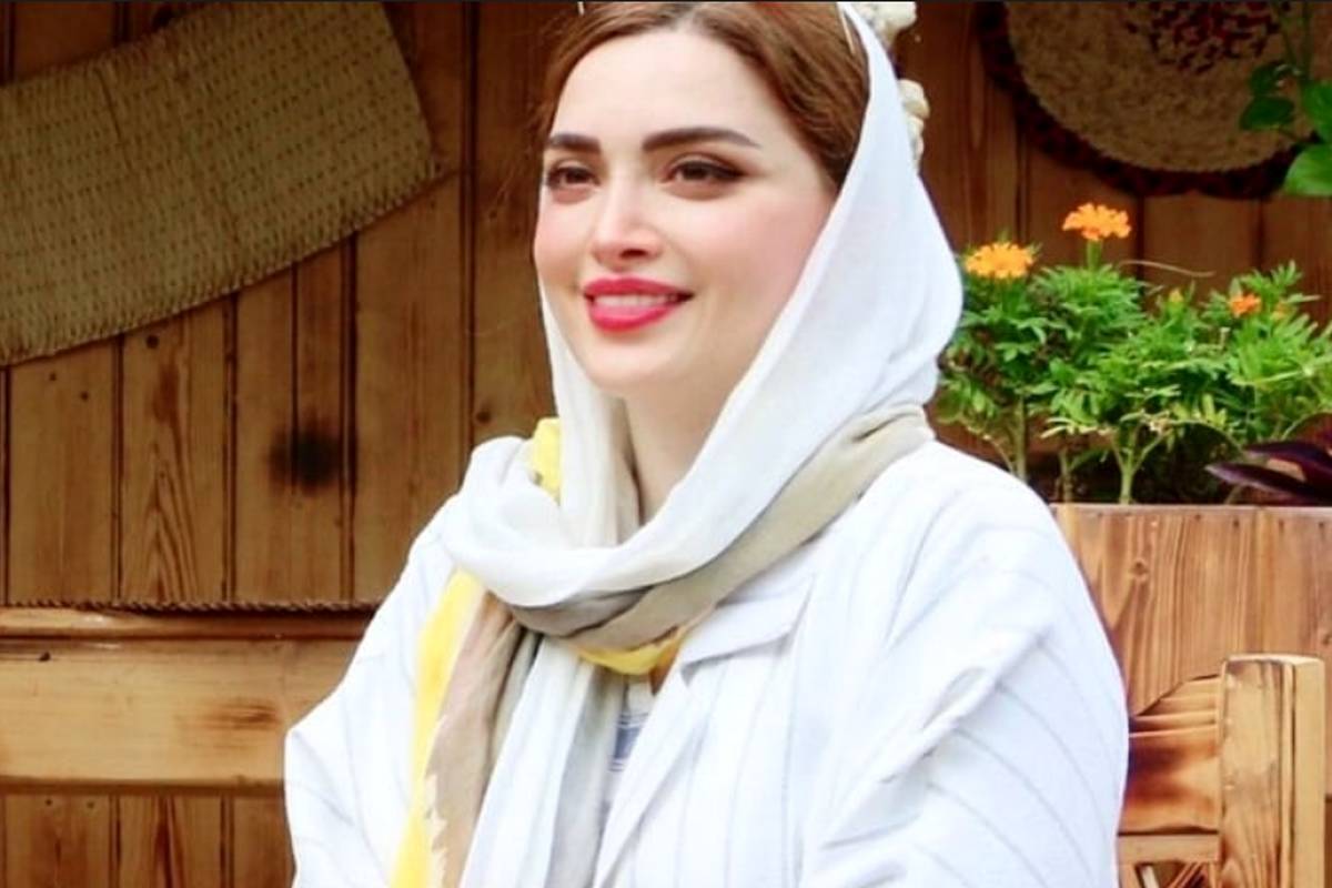 پاپاراتزی ایرانی,؛ ترسیدن بهنوش طباطبایی از پیرمردِ موبایل به دست در نمایشگاه کتاب! + ویدئو