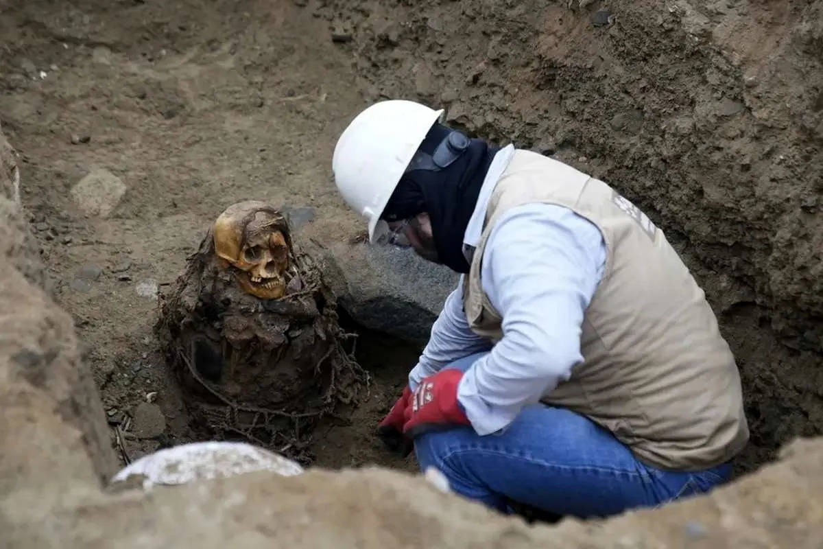 کشف مومیایی ۱۰۰۰ ساله با موی قهوهای تیره + ویدئو