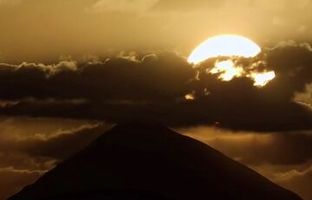  طلوع خورشید بر فراز دماوند از چشم‌انداز توچال + ویدئو