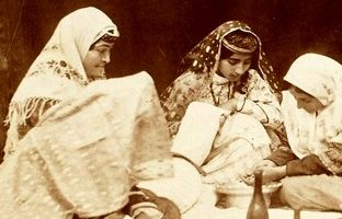 سفرۀ ناهار یک خانوادۀ ایرانی در دوران قاجار + تصویر