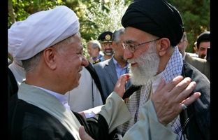 هاشمی رفسنجانی در حال دریافت نشان فتح از دست رهبر انقلاب؛ سال ۶۸ 