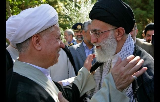 هاشمی رفسنجانی در حال دریافت نشان فتح از دست رهبر انقلاب؛ سال ۶۸ 