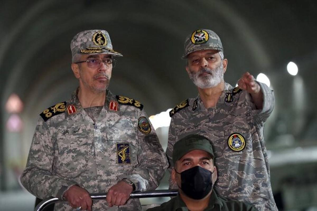 سفر در زمان؛ «سرلشکر باقری در حال گریه کنار پیکر سردار سلیمانی»؛ سال 98 