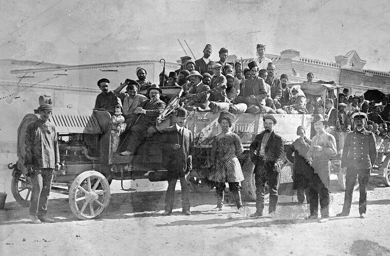 ظاهر عجیب اولین کامیون وارد شده به ایران در زمان قاجار + عکس