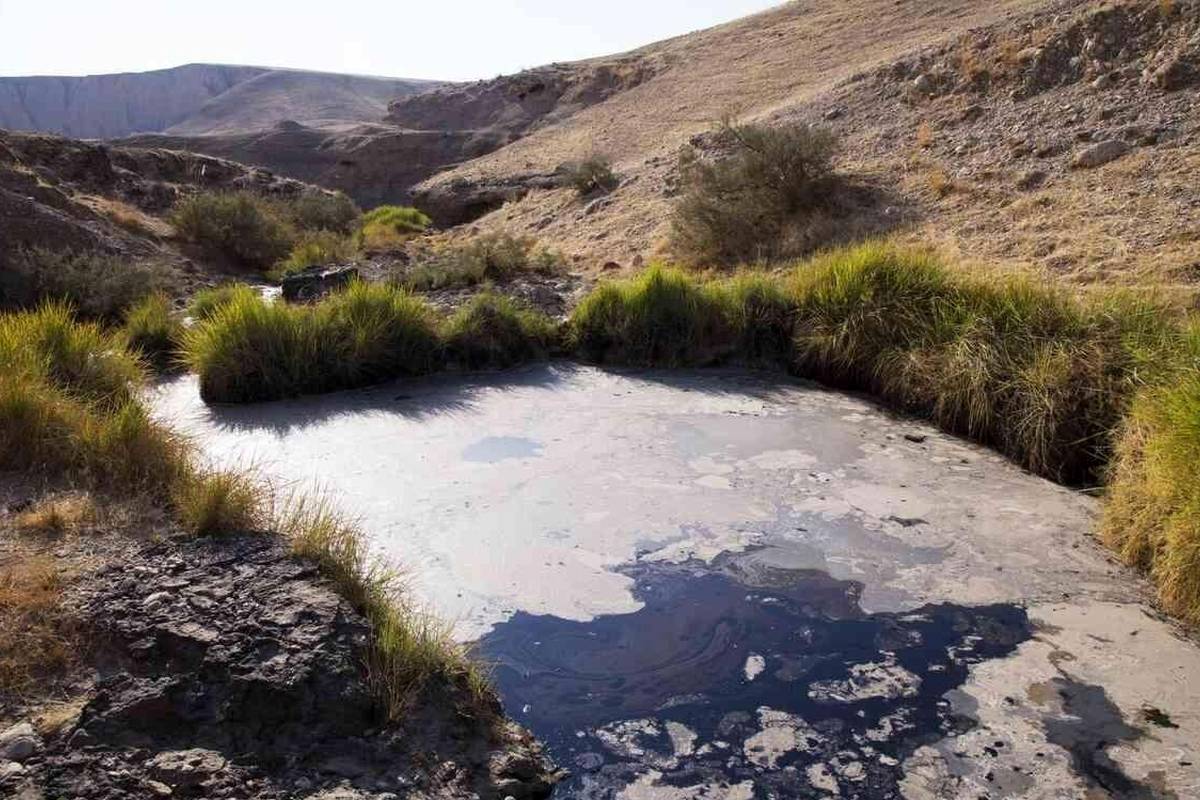 
چشمه‌های قیر ماماتین رامهرمز؛ ترسناک‌ترین چشمه ایران که شبیه یک جهنم واقعی‌ست!
