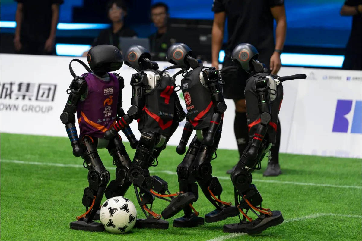 وضعیت خندهدار «رباتهای فوتبالیست» چین در لیگ فوتبال ROBO با یک مصدوم! + ویدئو