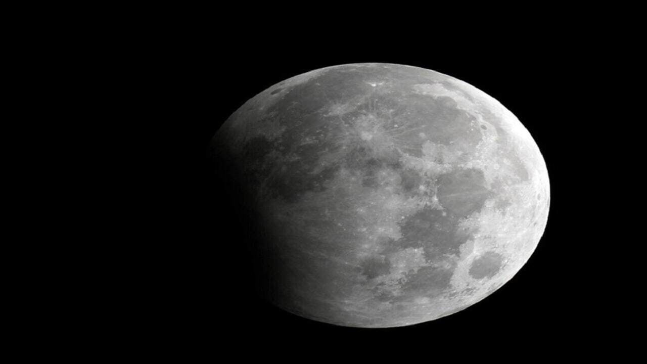 وجود مولکول‌های آب در تمام سطح ماه