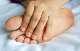 خارش پا در شب نشانه چیست ؟ | رایج ترین دلایل خارش کف پا در شب