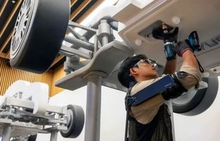 هیوندای و کیا از ربات پوشیدنی X-ble Shoulder برای کمک به کارگران رونمایی کردند + ویدئو