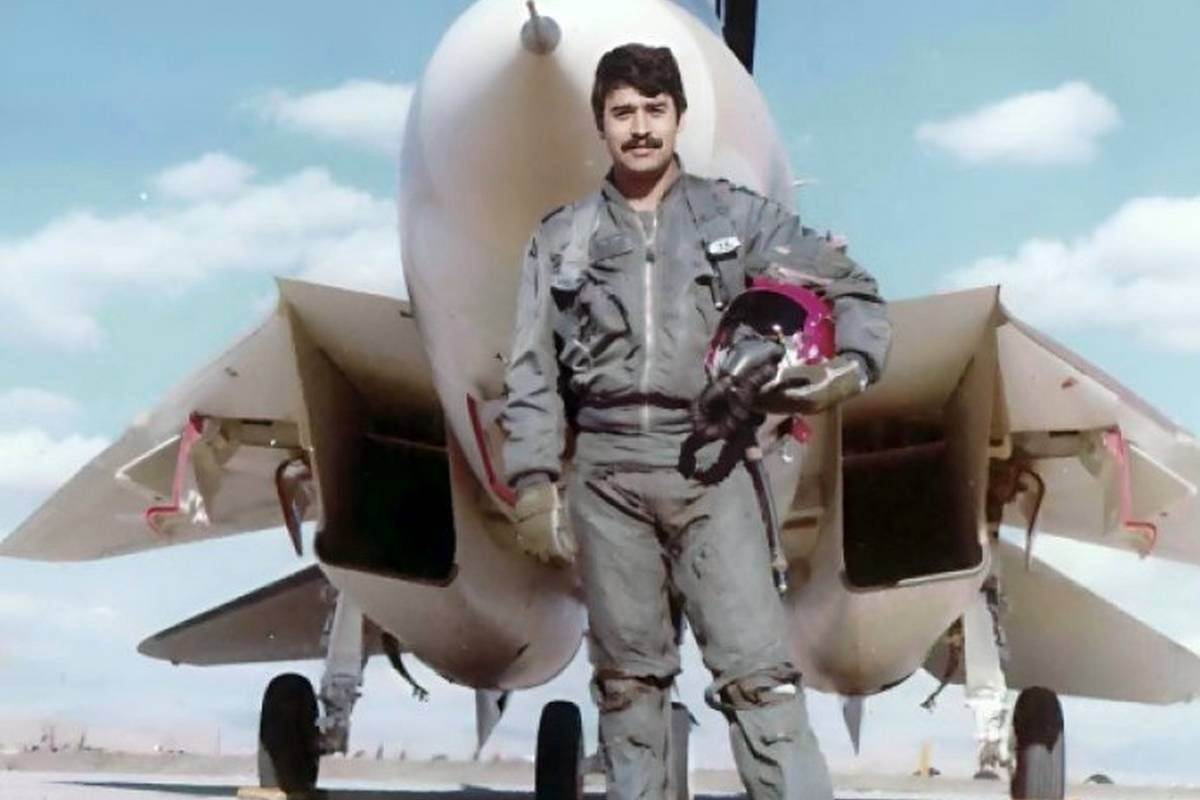 «سرتیپ جلیل زندی» خلبان مشهور F-14 در کنار جنگنده اش؛ دهه 50