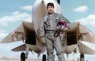 «سرتیپ جلیل زندی» خلبان مشهور F-14 در کنار جنگنده اش؛ دهه 50