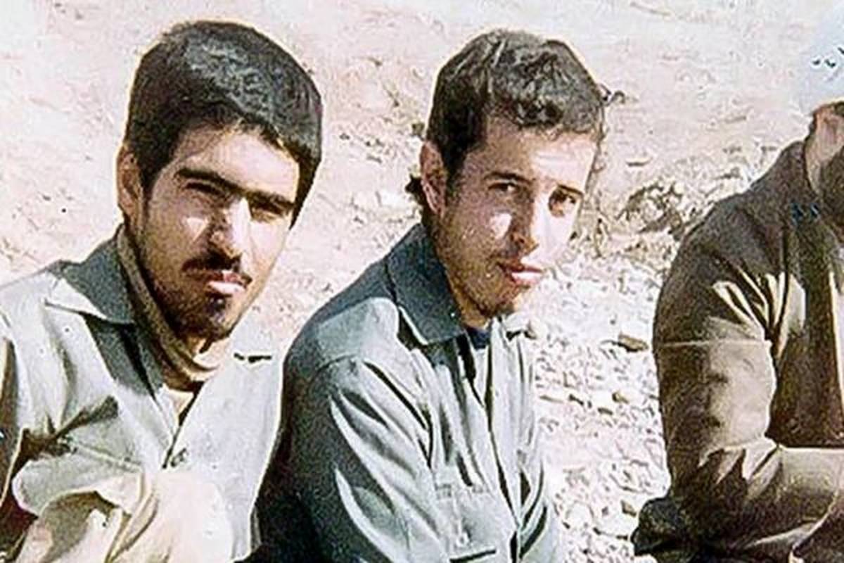 سفر به تاریخ؛ عکس یادگاری «شهید حسن باقری، برادر سرلشکر باقری» با لاستیک پنجر خودرو؛ سال 59