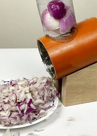 ببینید؛ نحوه ساخت یک دستگاه ساده و خلاقانه برای خردکردن پیاز با قوطی کنسرو