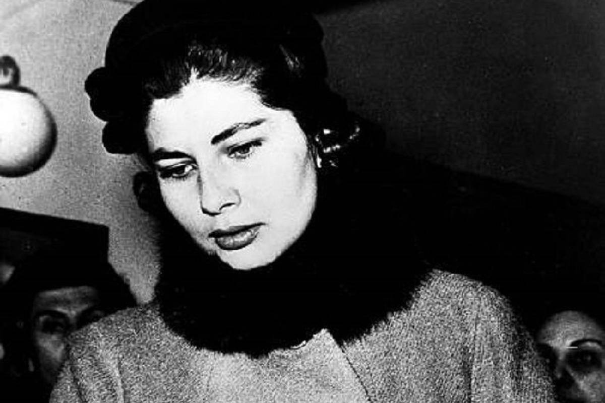 عکس قدیمی: ثریا اسفندیاری بعد طلاق از شاه در حال اسب سواری