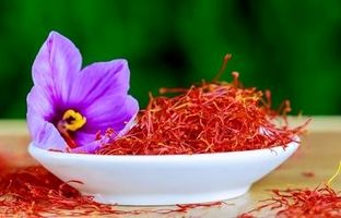 ۷ فایده باورنکردنی چای زعفران برای سلامتی