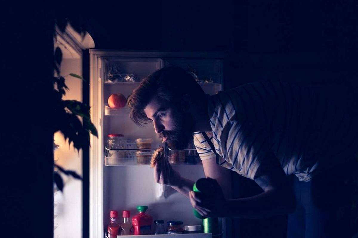 چرا در نیمه شب گرسنه میشویم؟